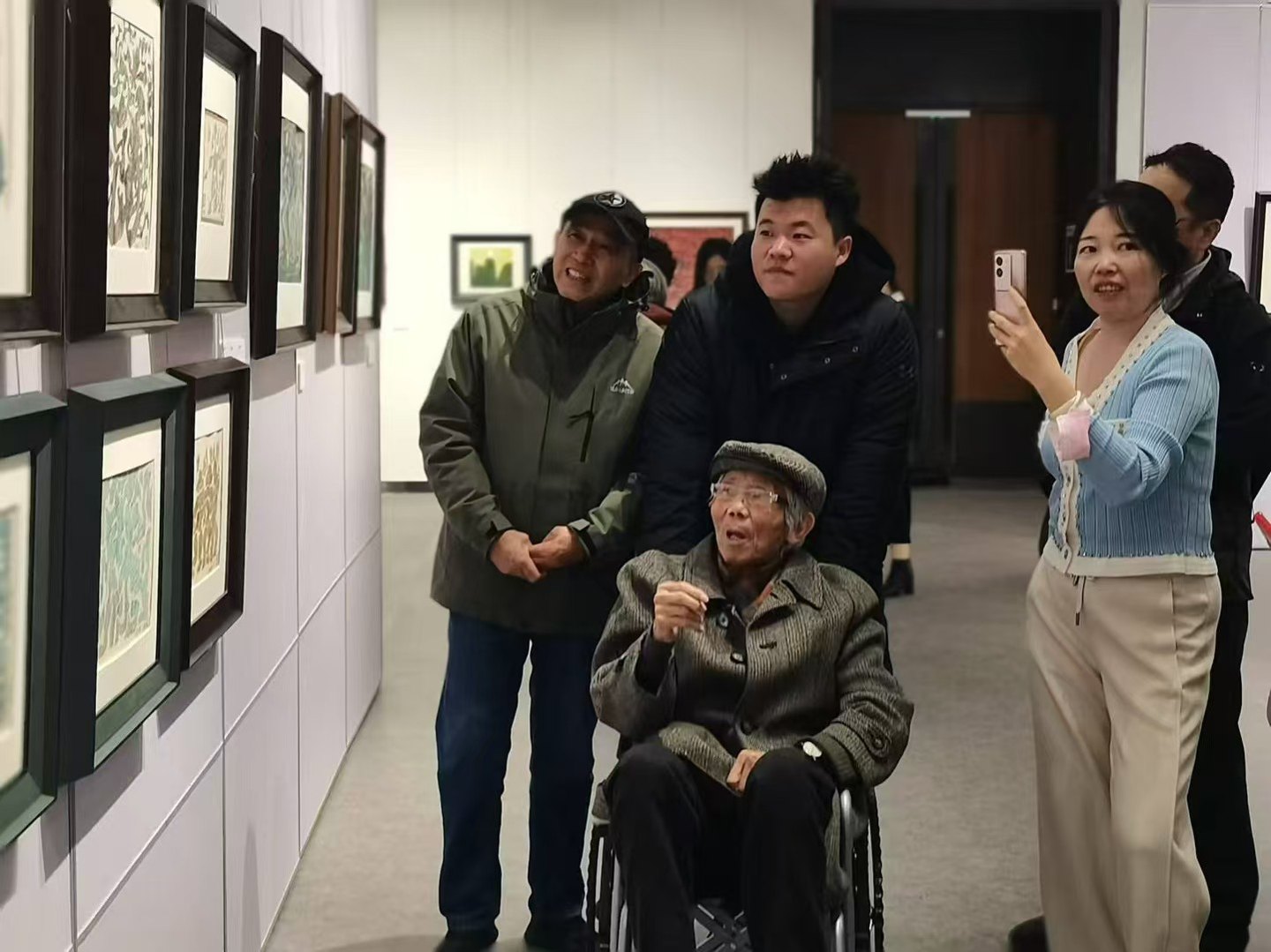 于滨陪同汪钰林教授于清华大学美术学院《难忘的岁月——汪钰林作品回顾展》现场观展（2025年1月） · 摄影：常大伟（清华大学美术学院教授）